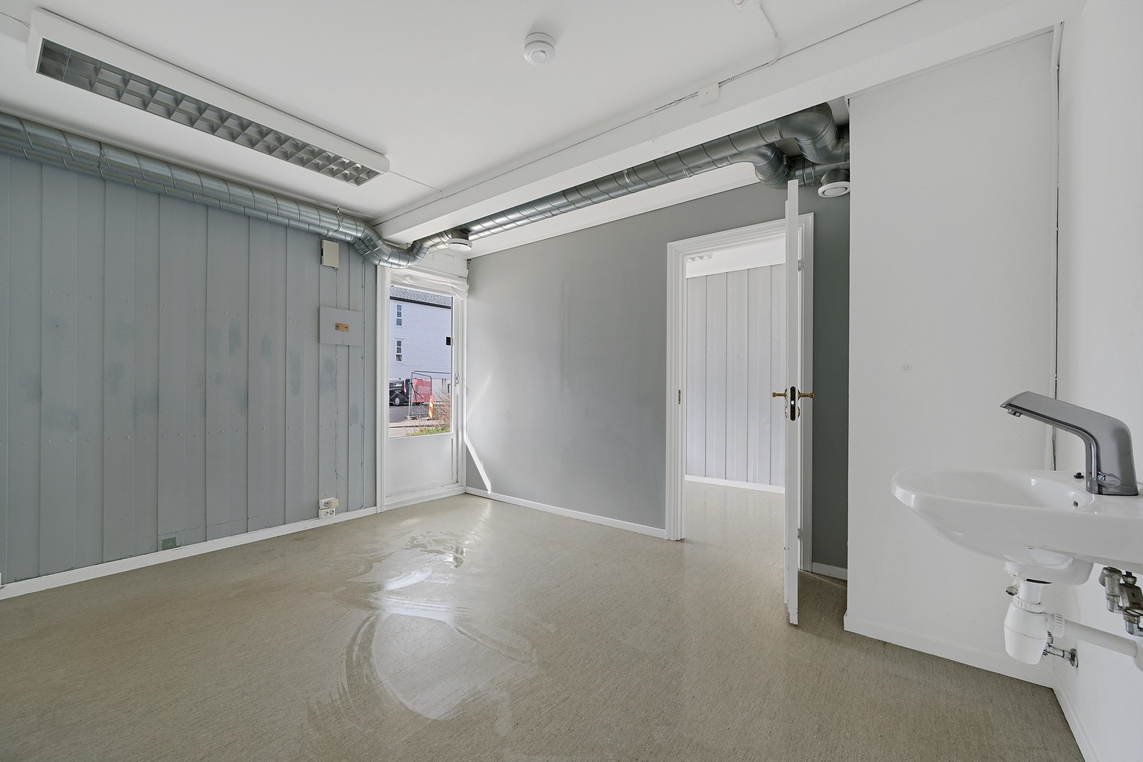 Dette rommet var egentlig tiltenkt som et bad - her er ventilasjonsanlegg fjernet og lysstoffrør byttet med lamper Galleribilde