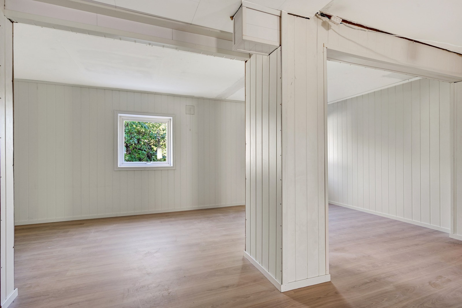 Her har kjøper fritt spillerom til å lage et nytt, større kjøkken med åpen løsning til stuen. Her er det montert 2 nye taklamper Galleribilde