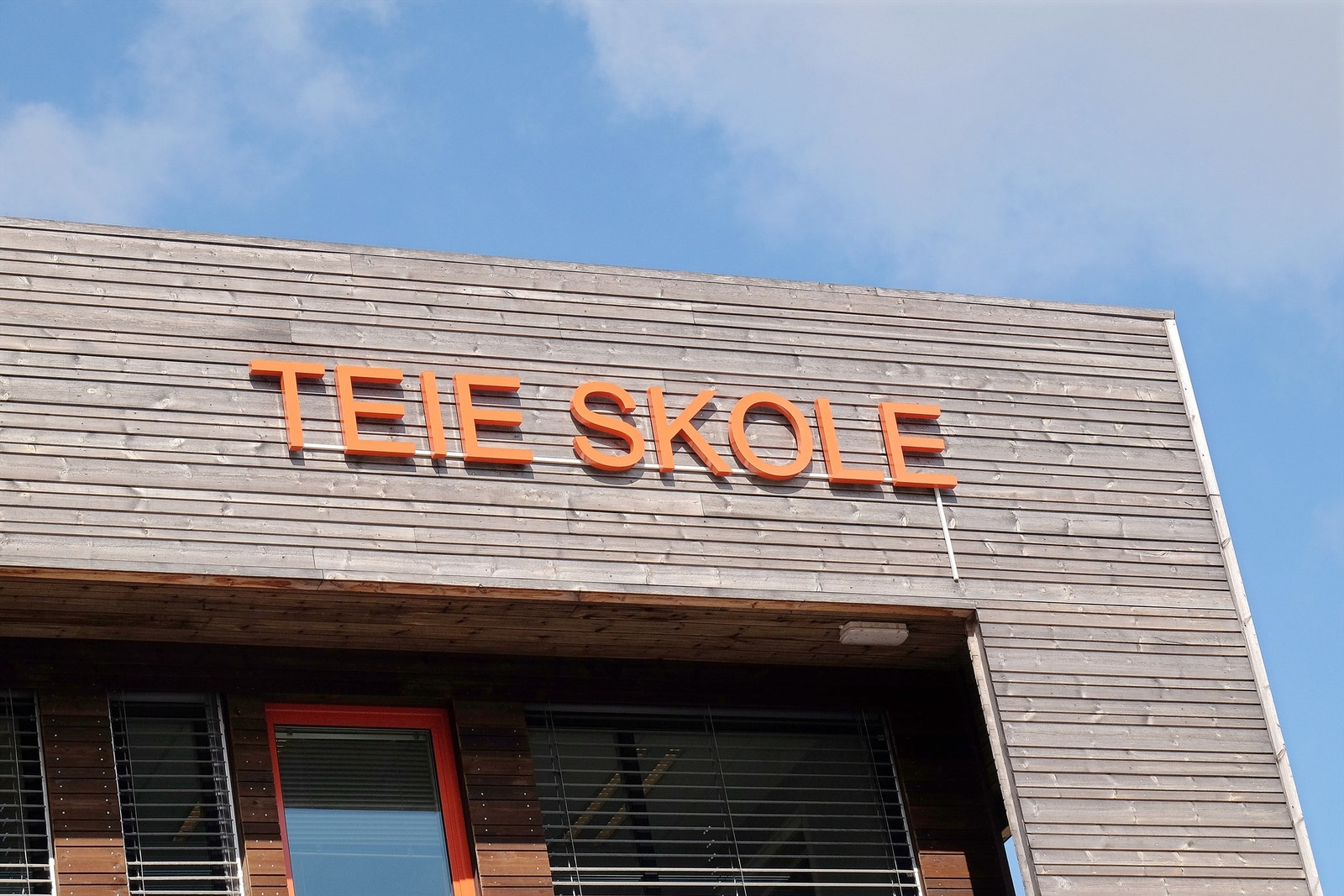 Teie Skole er en barneskole med klasser fra 1. til 7. trinn - skolen finner du i utkanten av Teieskogen - nord på Nøtterøy og rett ved eiendommen Galleribilde