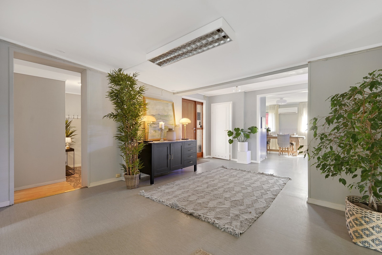 I første etasje er det i dag 2 innganger - her legges det i dag nytt gulv helt inn ti spisestuen Galleribilde