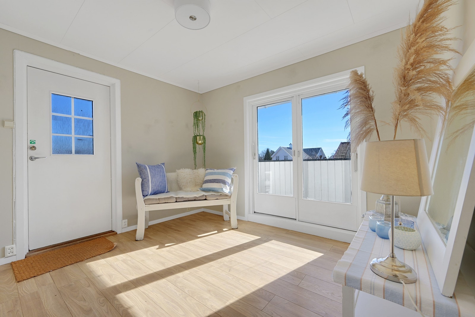 I 2.etasje er det også innredet til beboelse. Denne enheten er på ca. 76 kvm og har egen inngang med trapp opp fra bakkeplan. Galleribilde