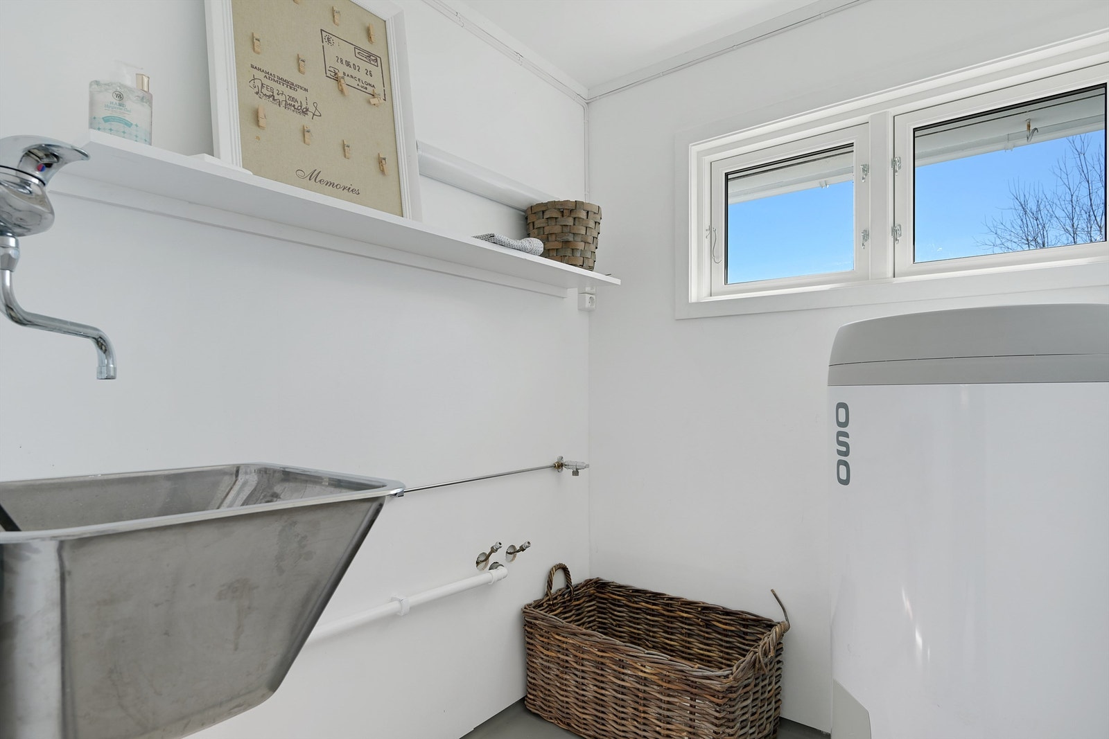 I tillegg er det et eget vaskerom med opplegg for vaskemaskin og en utslagsvask. Gulvbelegg på gulvet og malte plater på veggene. Galleribilde