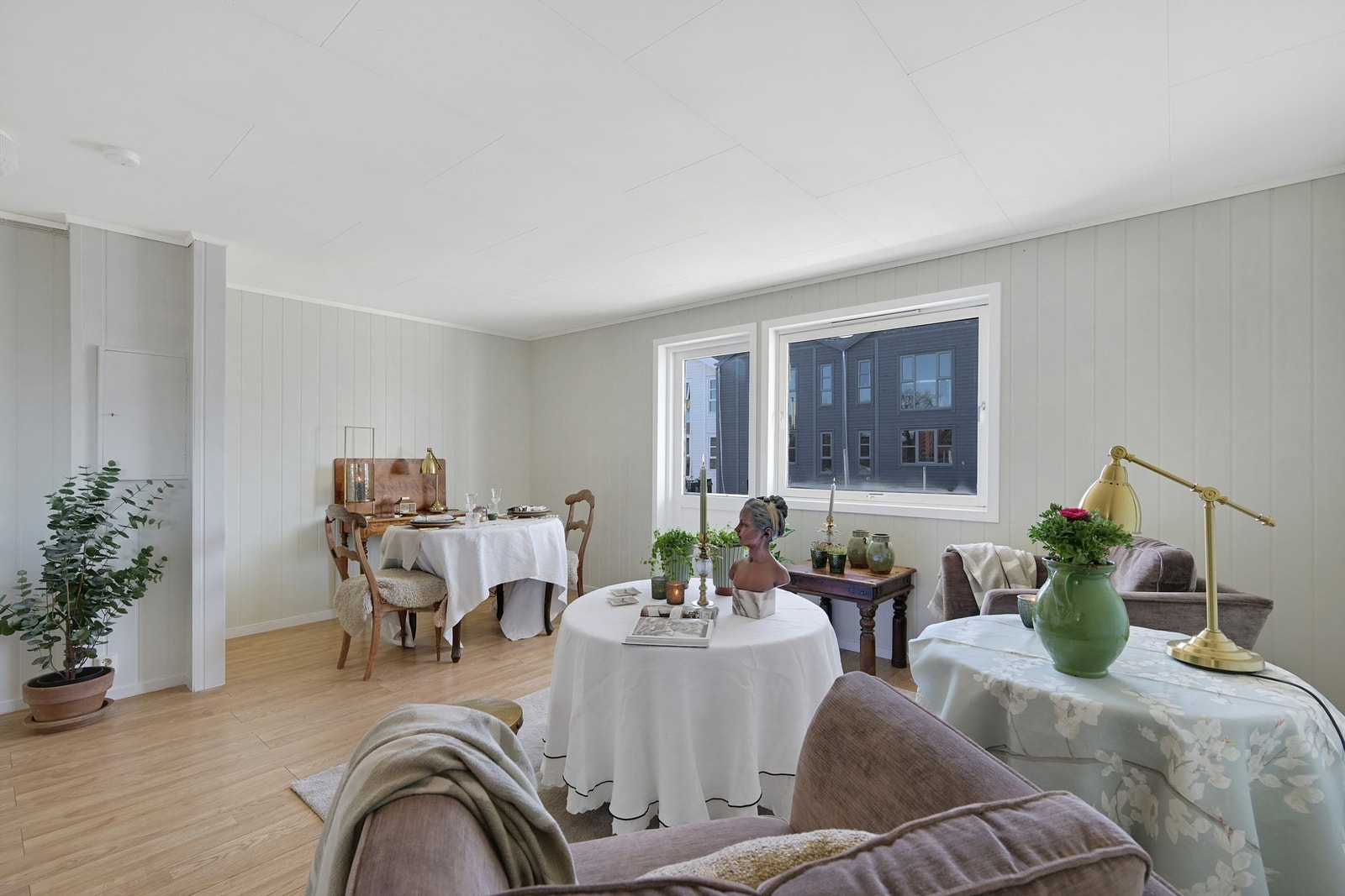 Stue/spisestue med åpen løsning til kjøkkenet Galleribilde