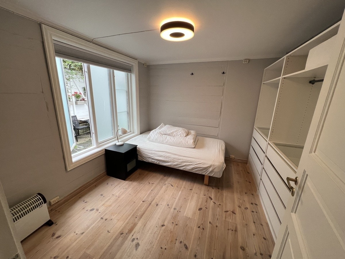 Soverom 2. Oppgradert møblering fra bildet ble tatt, se video på hybel.no. Galleribilde