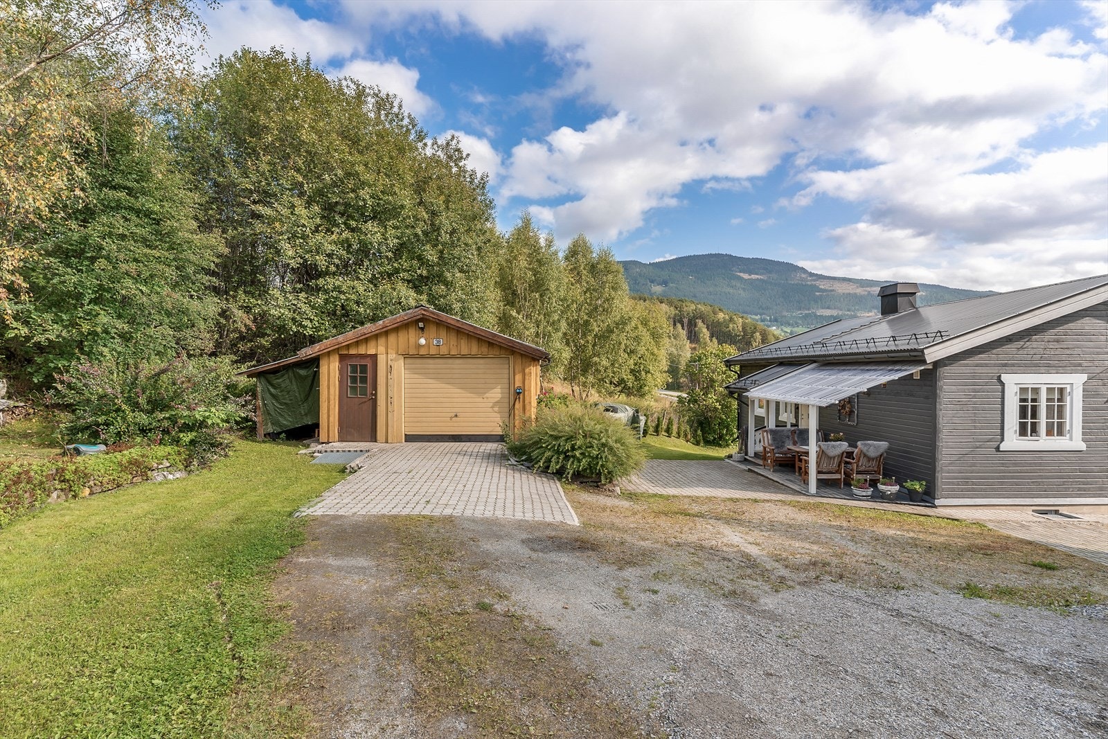 Parkering i garasje samt på egen tomt. Galleribilde