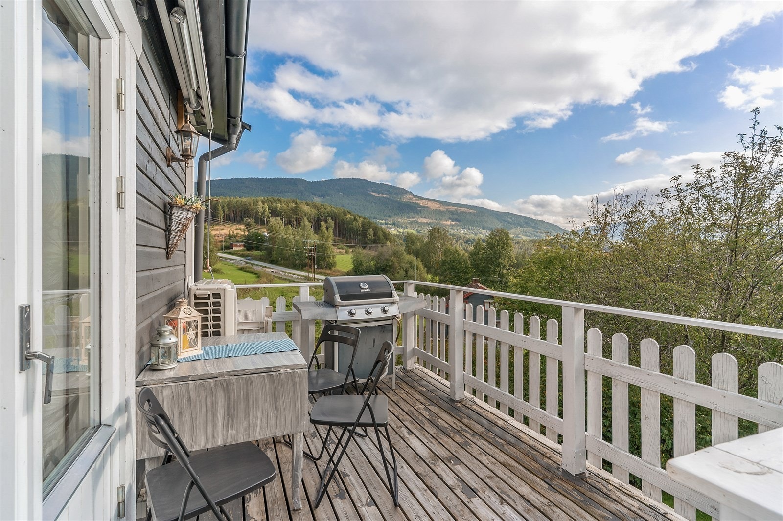 Fra stua er det utgang til veranda. Galleribilde