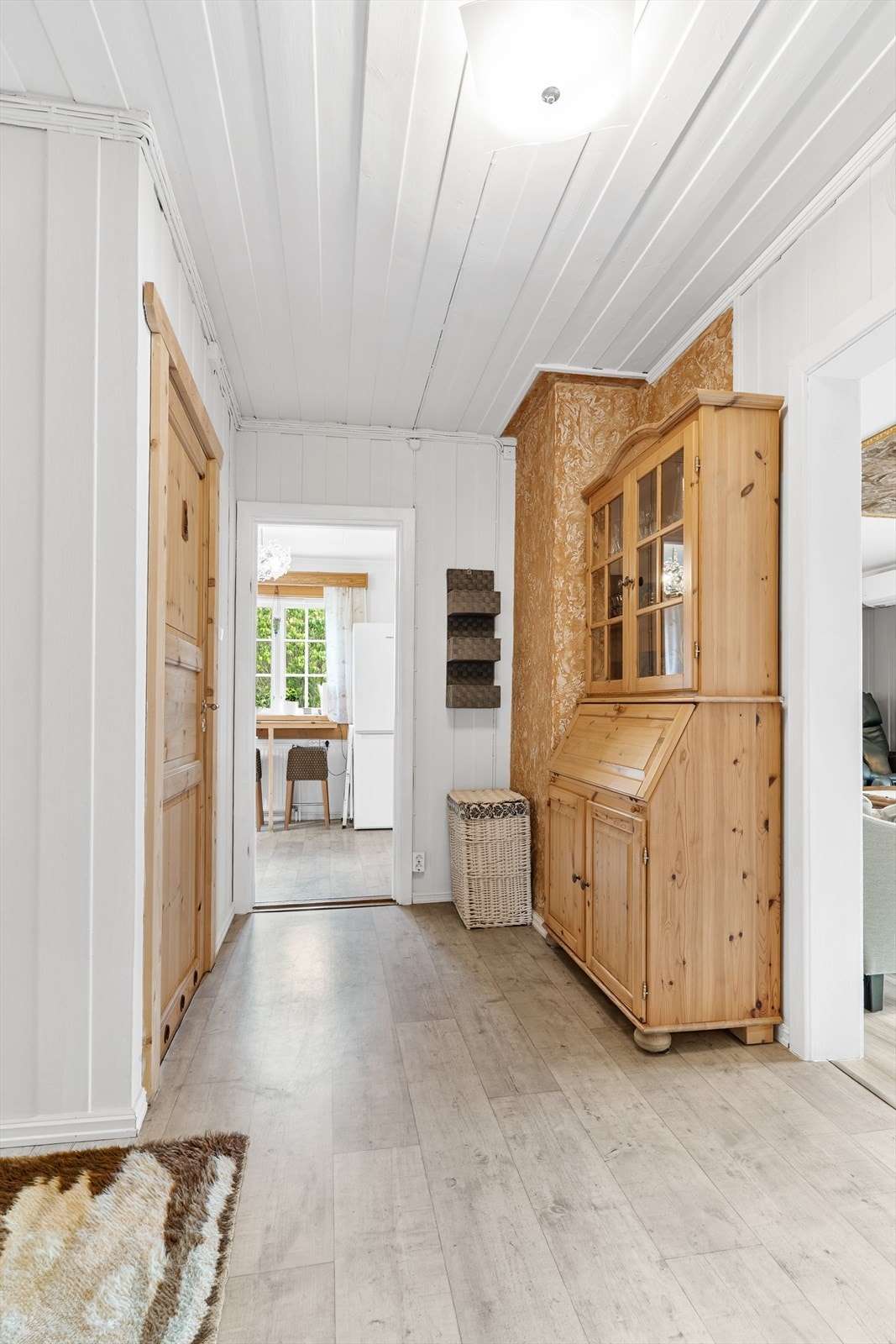 Fra den lyse gangen er det adkomst til både stue og kjøkken. Galleribilde