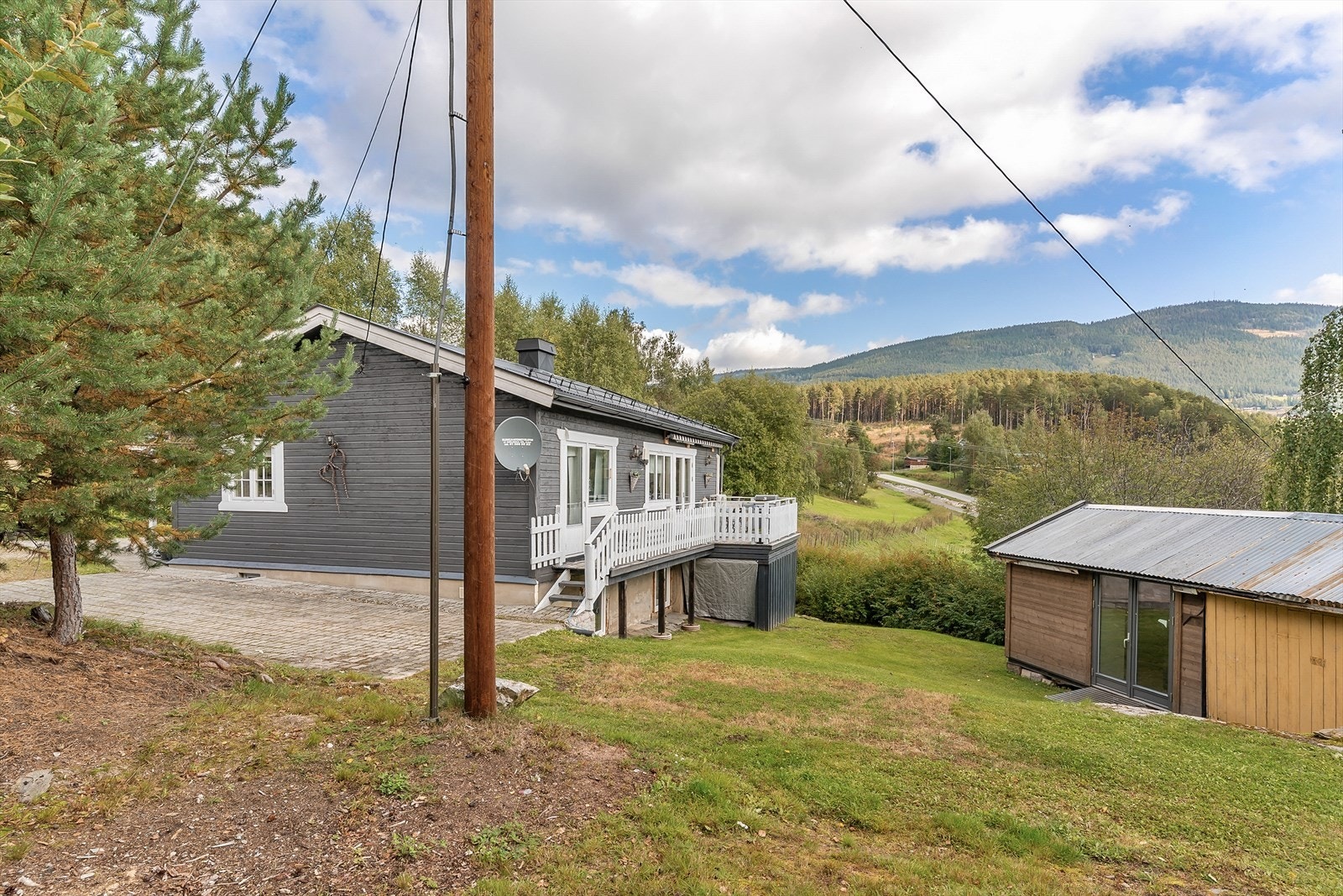 Uthuset er ca 35 kvm og har godt med lagringsplass. Galleribilde