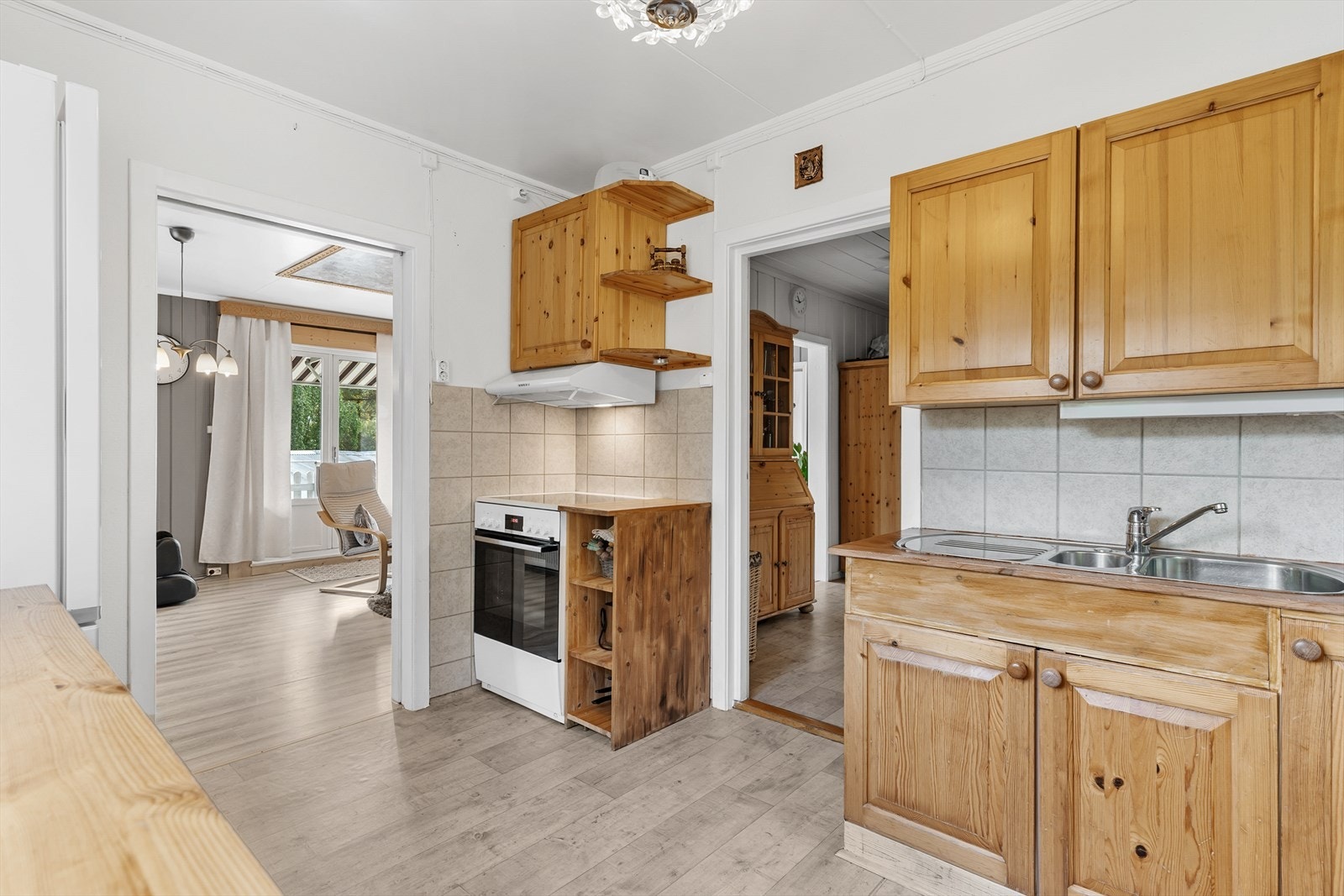 Hvitevarer som komfyr, kjøleskap og oppvaskmaskin er frittstående. Galleribilde