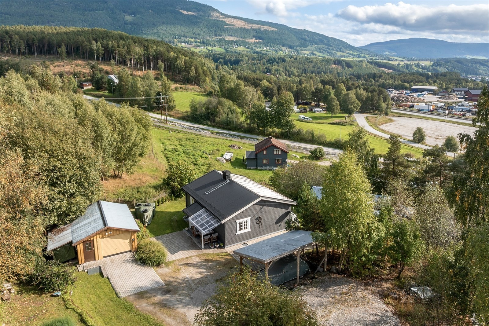 Eiendommen fra 1963 består av bolig, garasje og uthus. Galleribilde