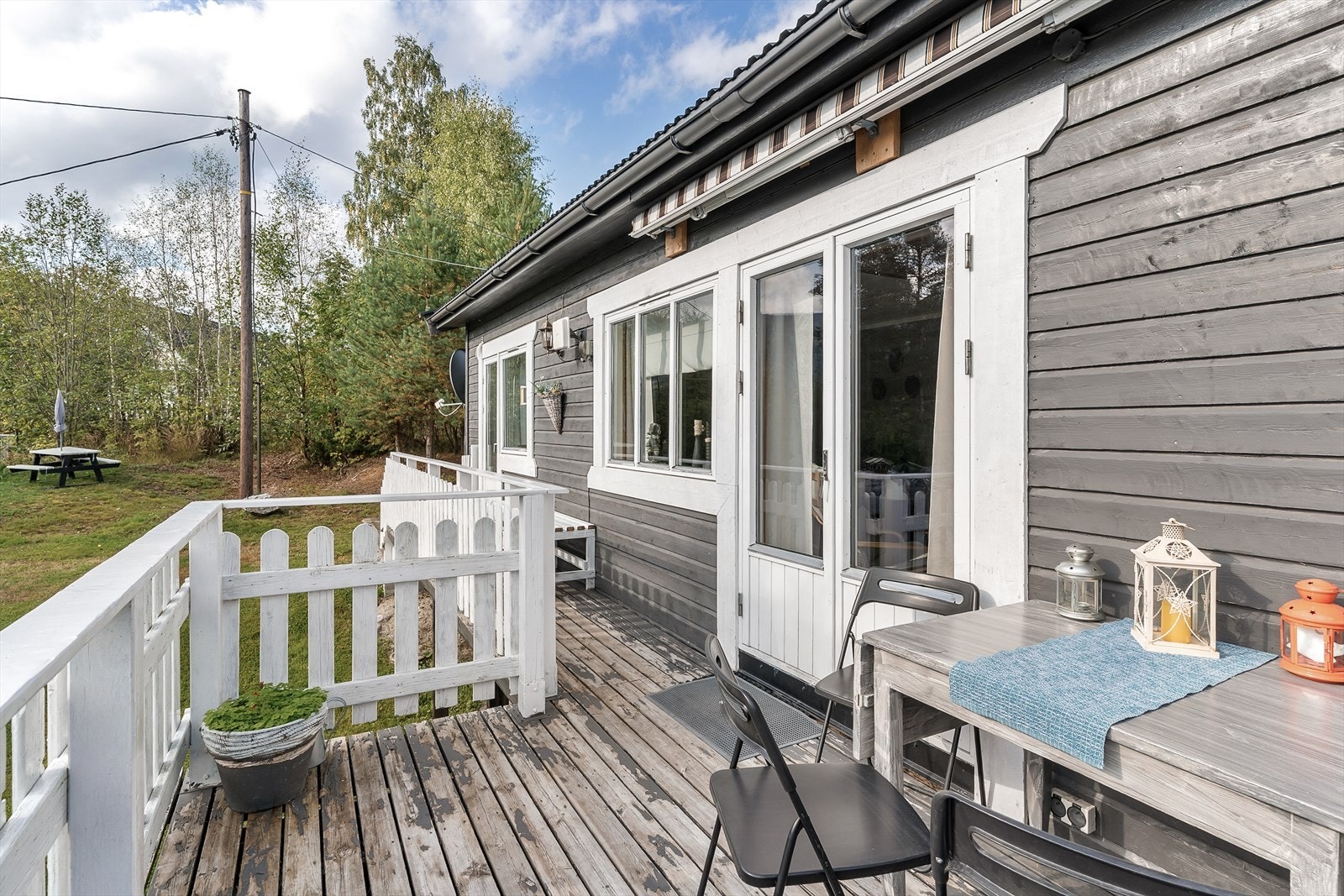 Verandaen har god plass til utemøbler og det er direkte adkomst til uteområdet. Galleribilde