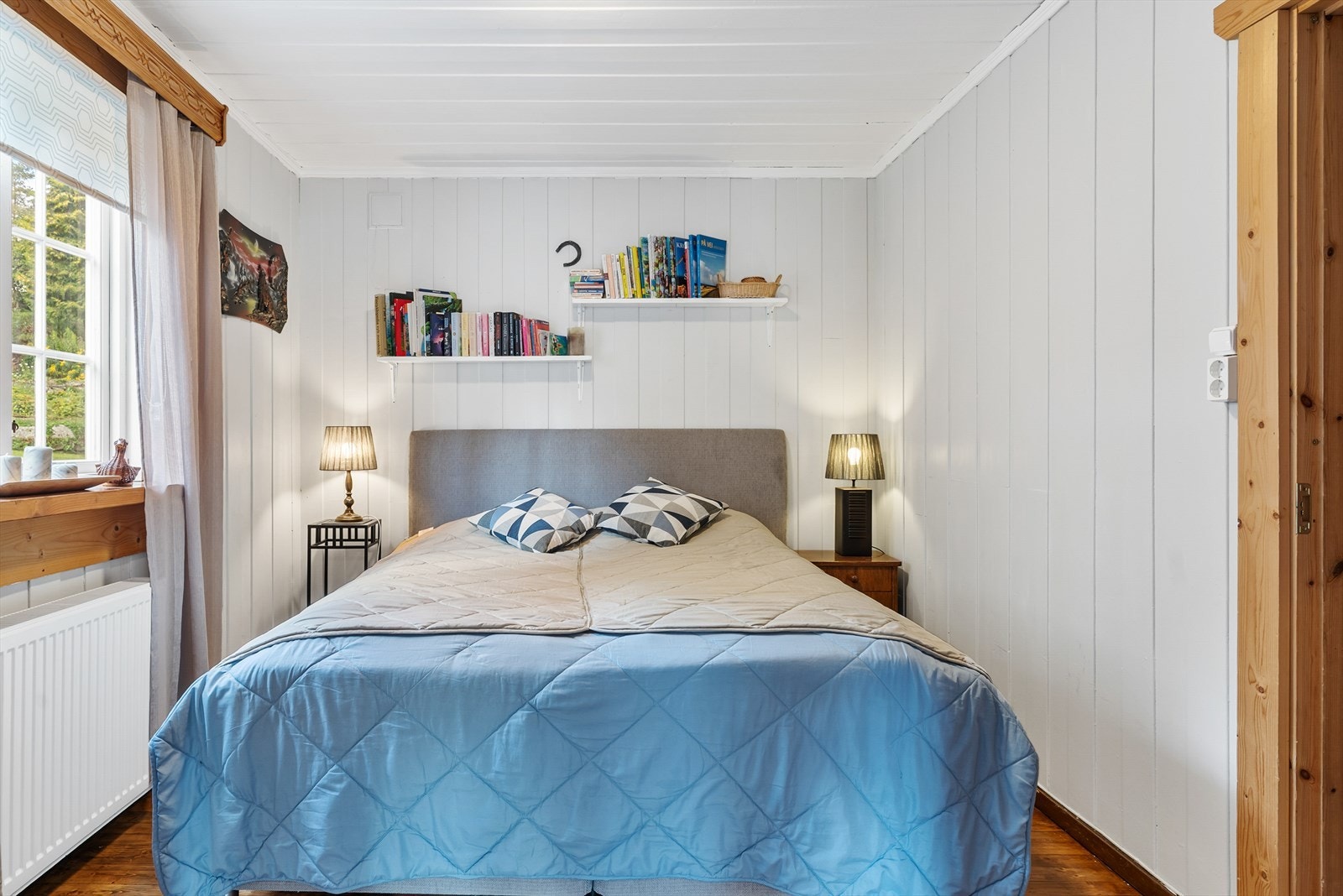 Hovedsoverom - det er to soverom i hovedetasjen og ett i kjelleretasjen. Galleribilde