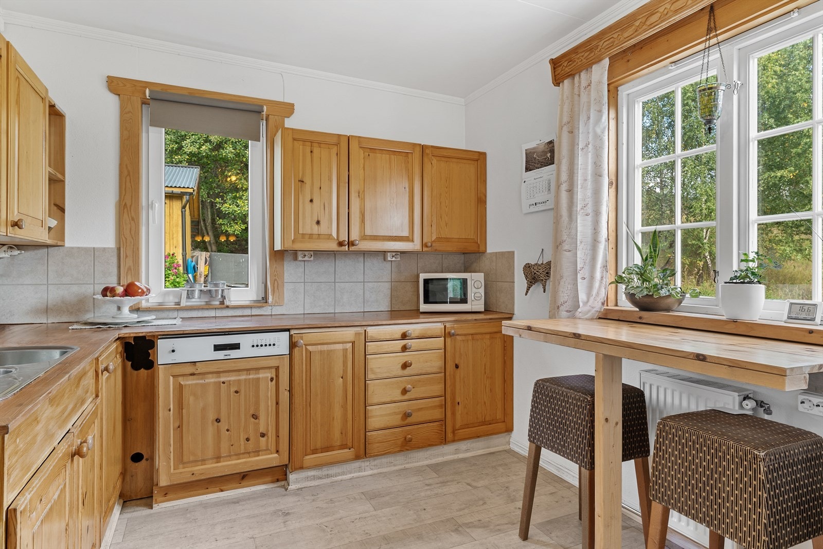 Innredningen har profilerte fronter og benkeplate i heltre. Galleribilde