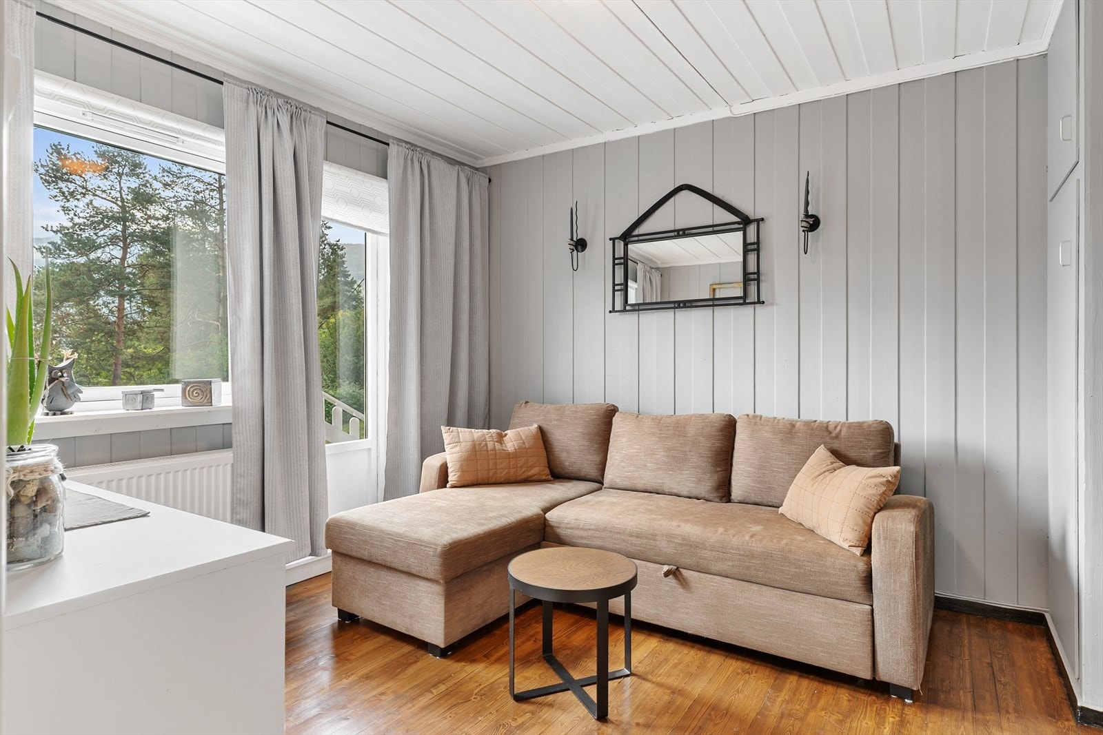 Soverom 2 er i dag innredet som stue. Galleribilde