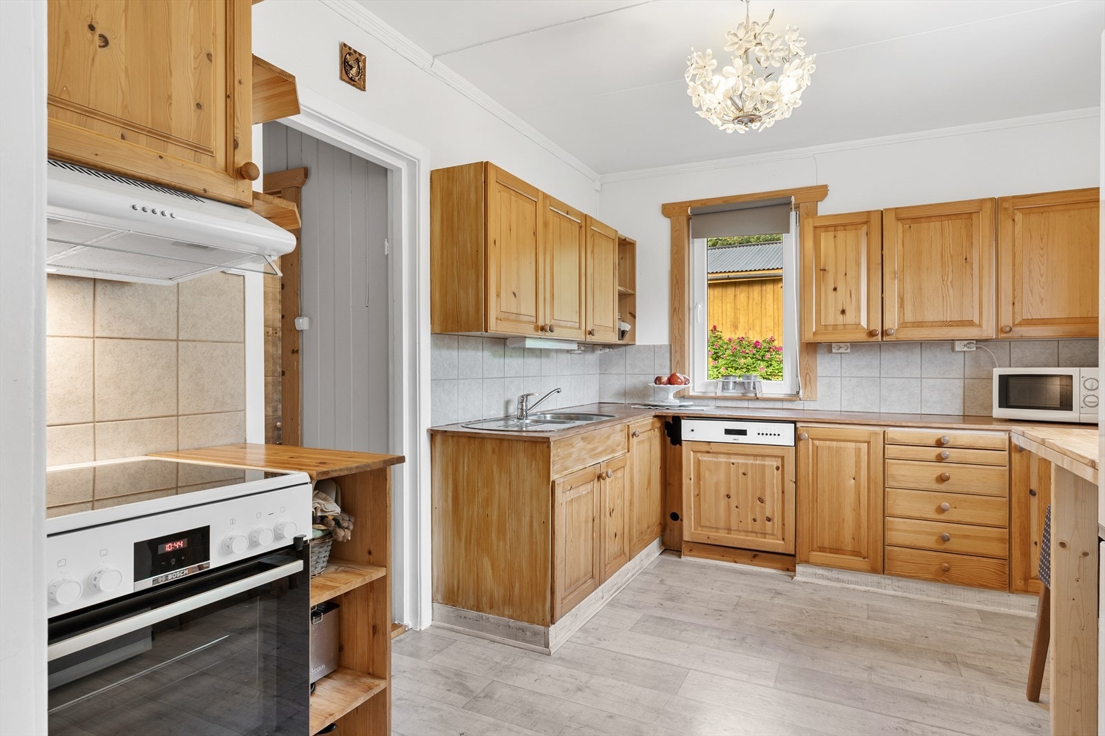 Boligen har et romslig kjøkken som ligger adskilt fra stua. Galleribilde