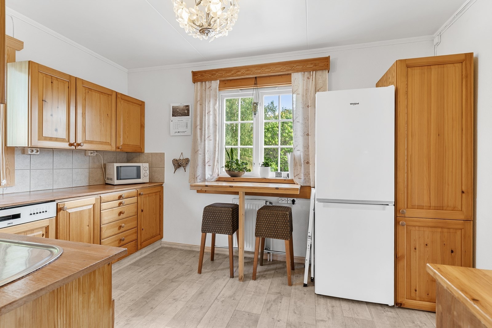 Koselig spiseplass for to ved vinduet - perfekt for morgenkaffen! Galleribilde