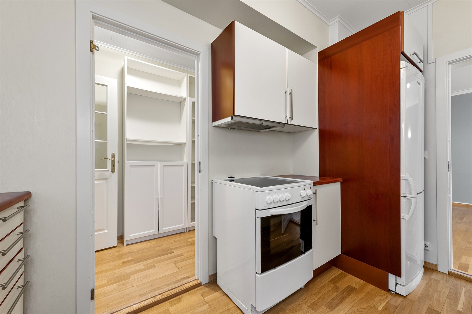 Kjøkkenet har frittstående kjøl/fryseskap, oppvaskmaskin(defekt) og komfyr (defekt lampe). Det er kjøkkenventilator med kullfilter. Galleribilde