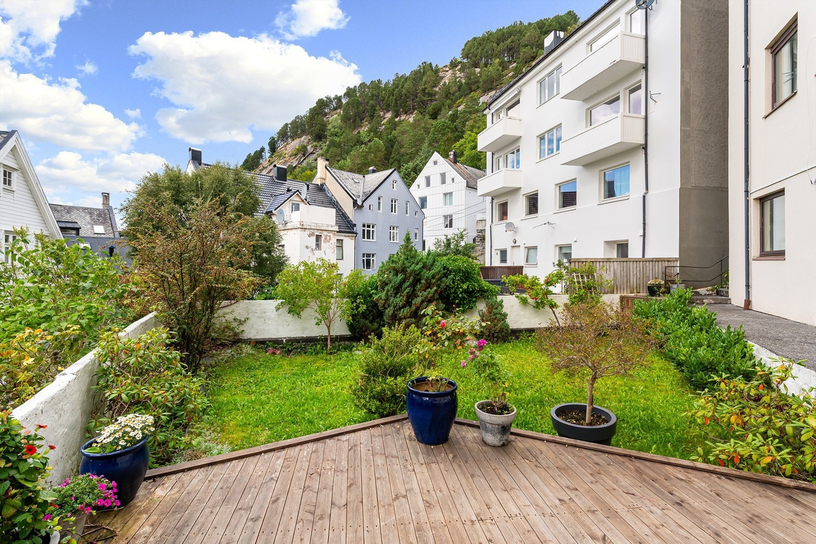 Felles hage og markterrasse mot syd Galleribilde