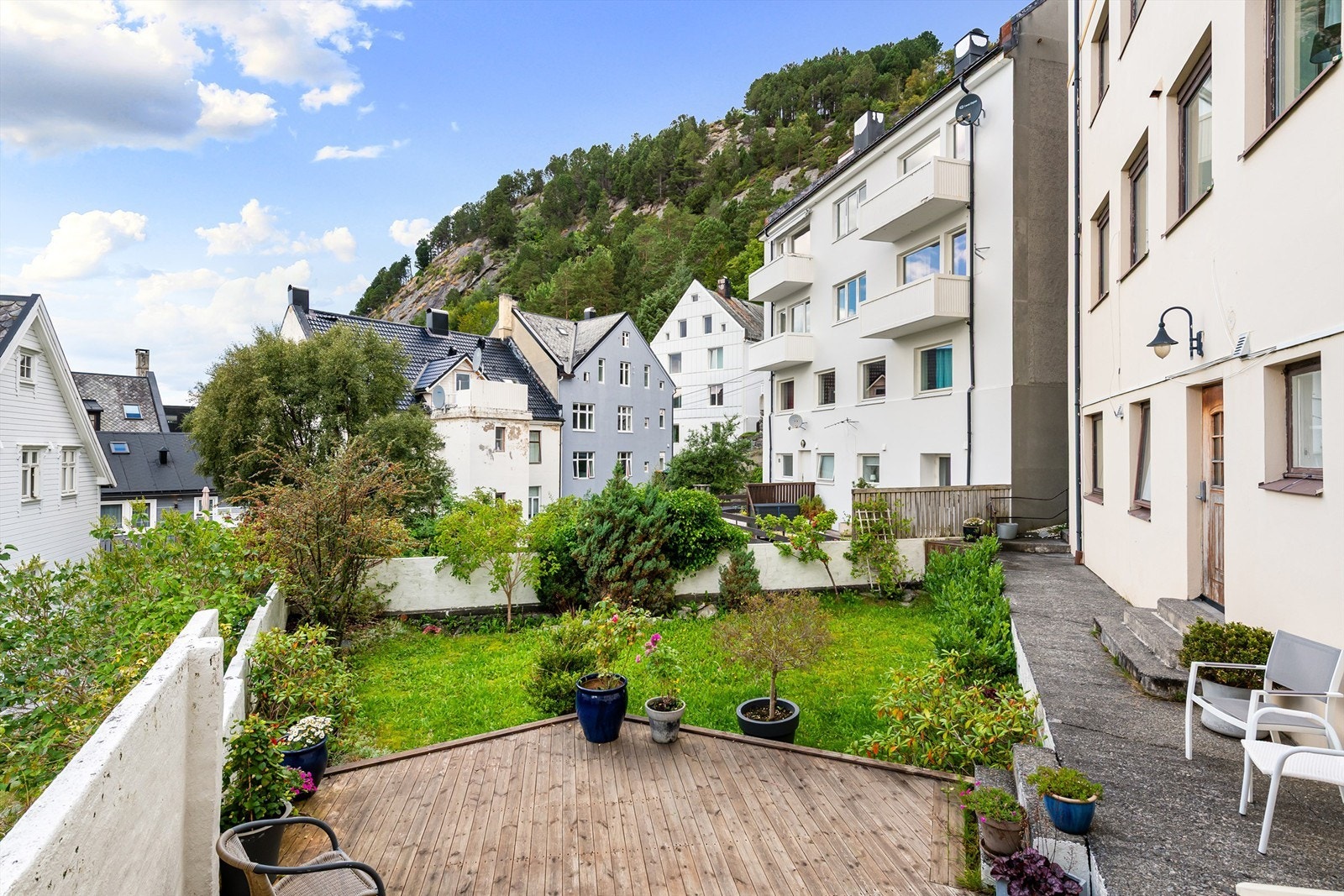 Felles terrasse og hage mot syd Galleribilde