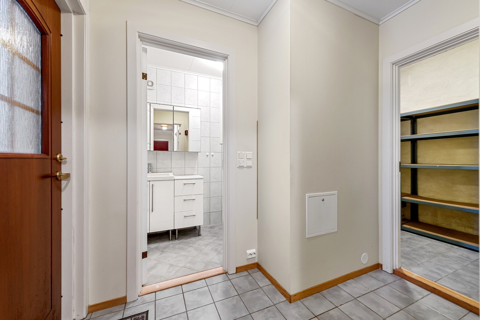 Vindfang/entre med adkomst til bad og bod/vaskerom Galleribilde