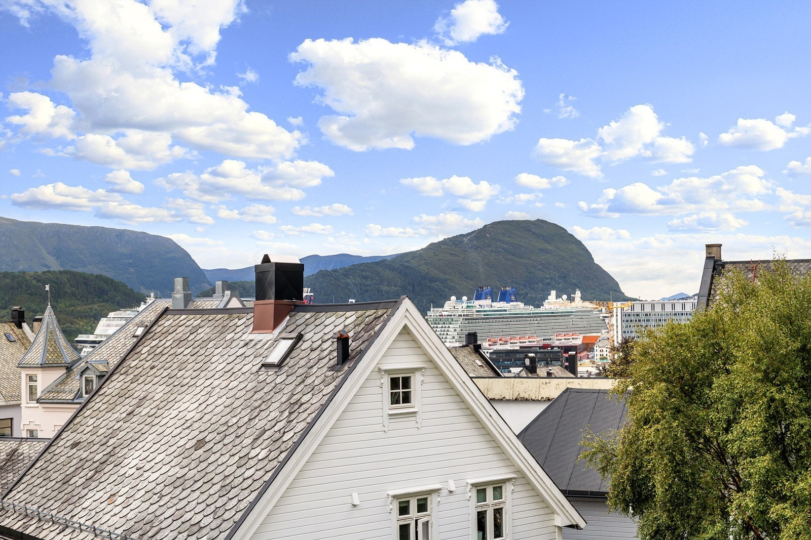 Utsikt mot bysentrum og Aspevågen og hvor man ser cruicetrafikken til og fra Ålesund havn Galleribilde