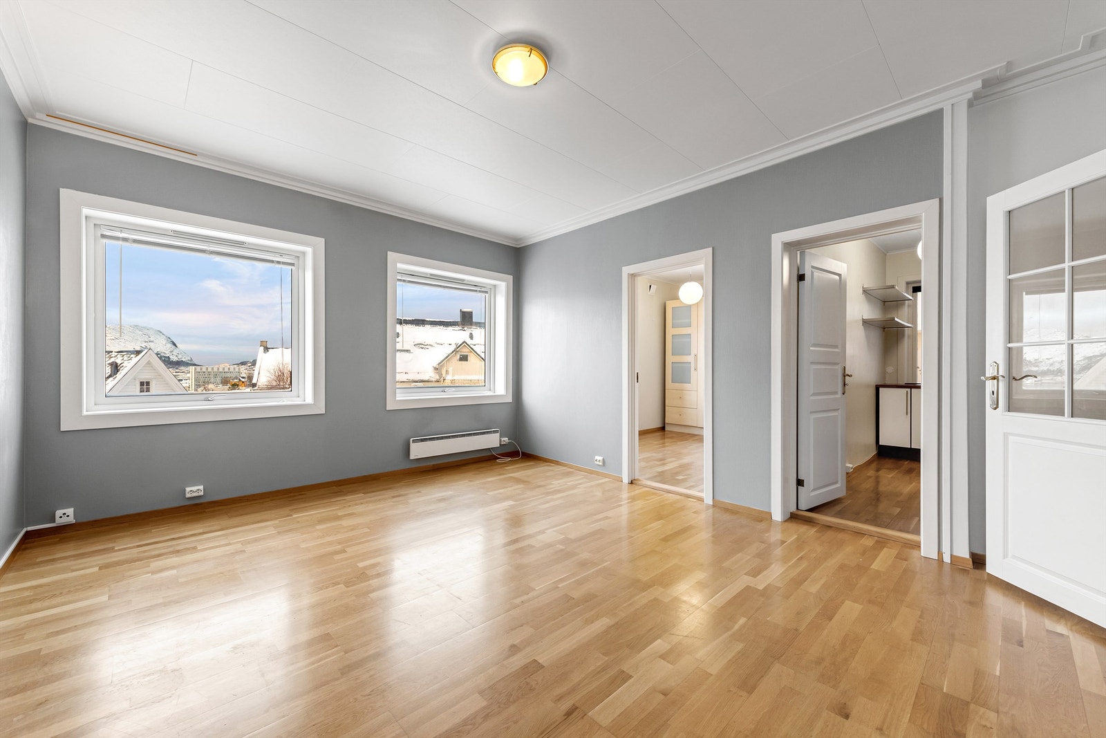 Stue med sydvendt orientering og gode lysforhold og utsikt fra vinduer Galleribilde