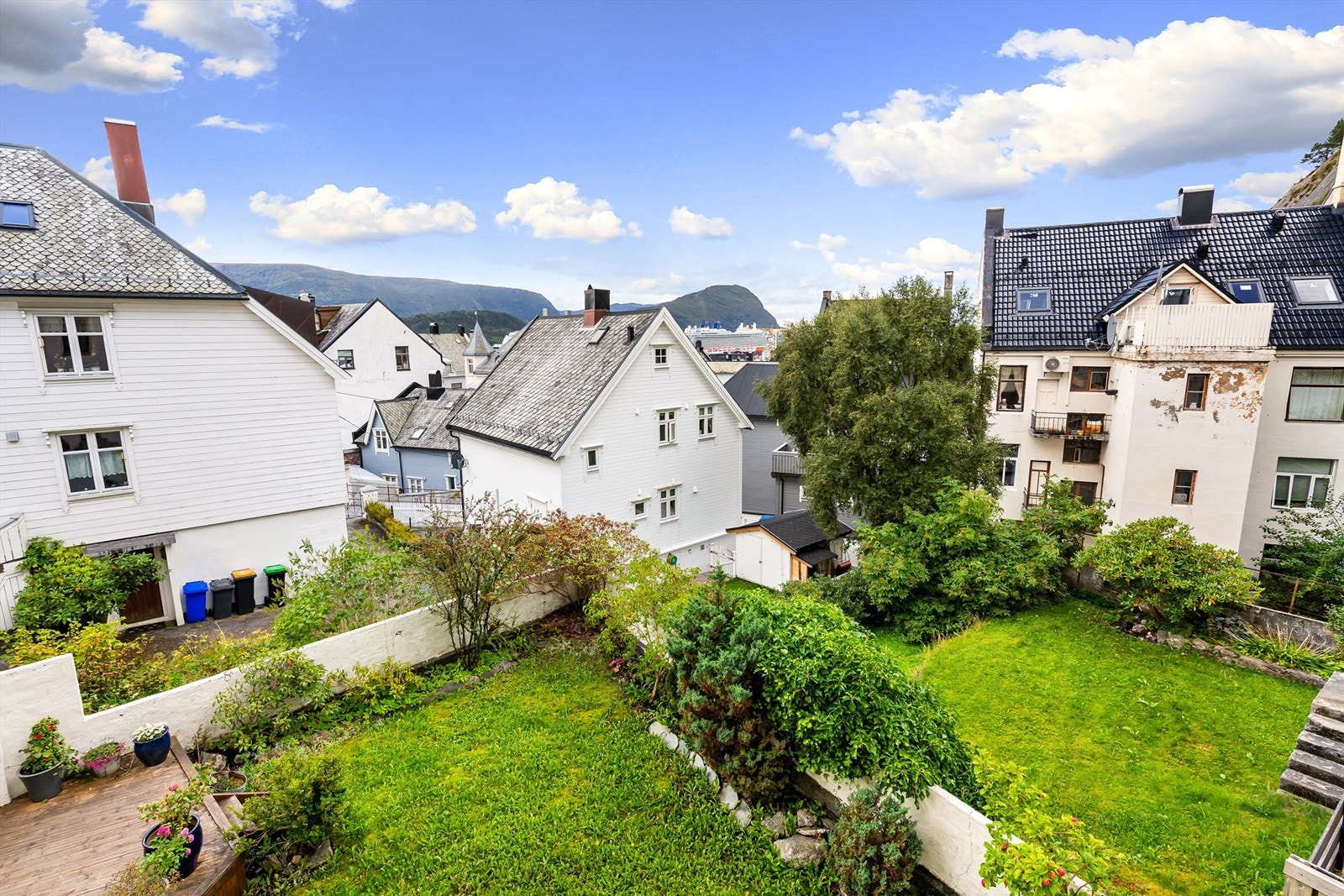 Felles terrasseplatting og hage mot syd Galleribilde