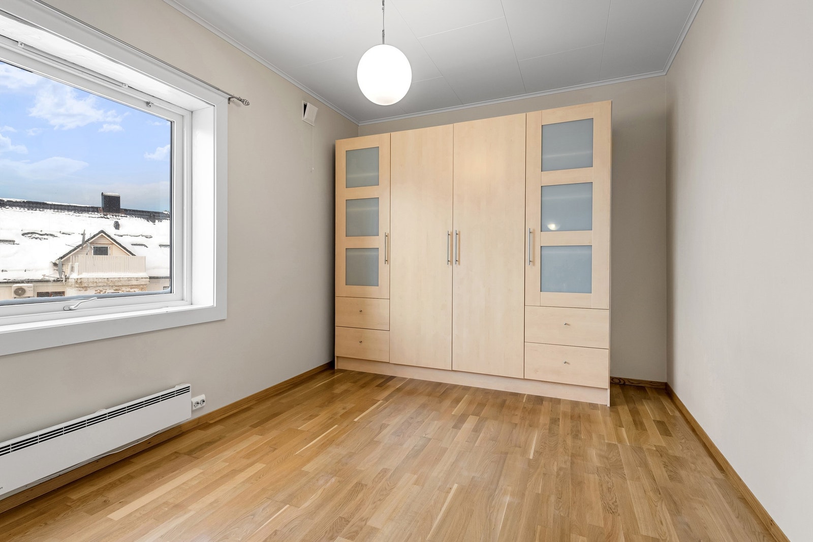 Soverom med frittstående garderobeskap Galleribilde