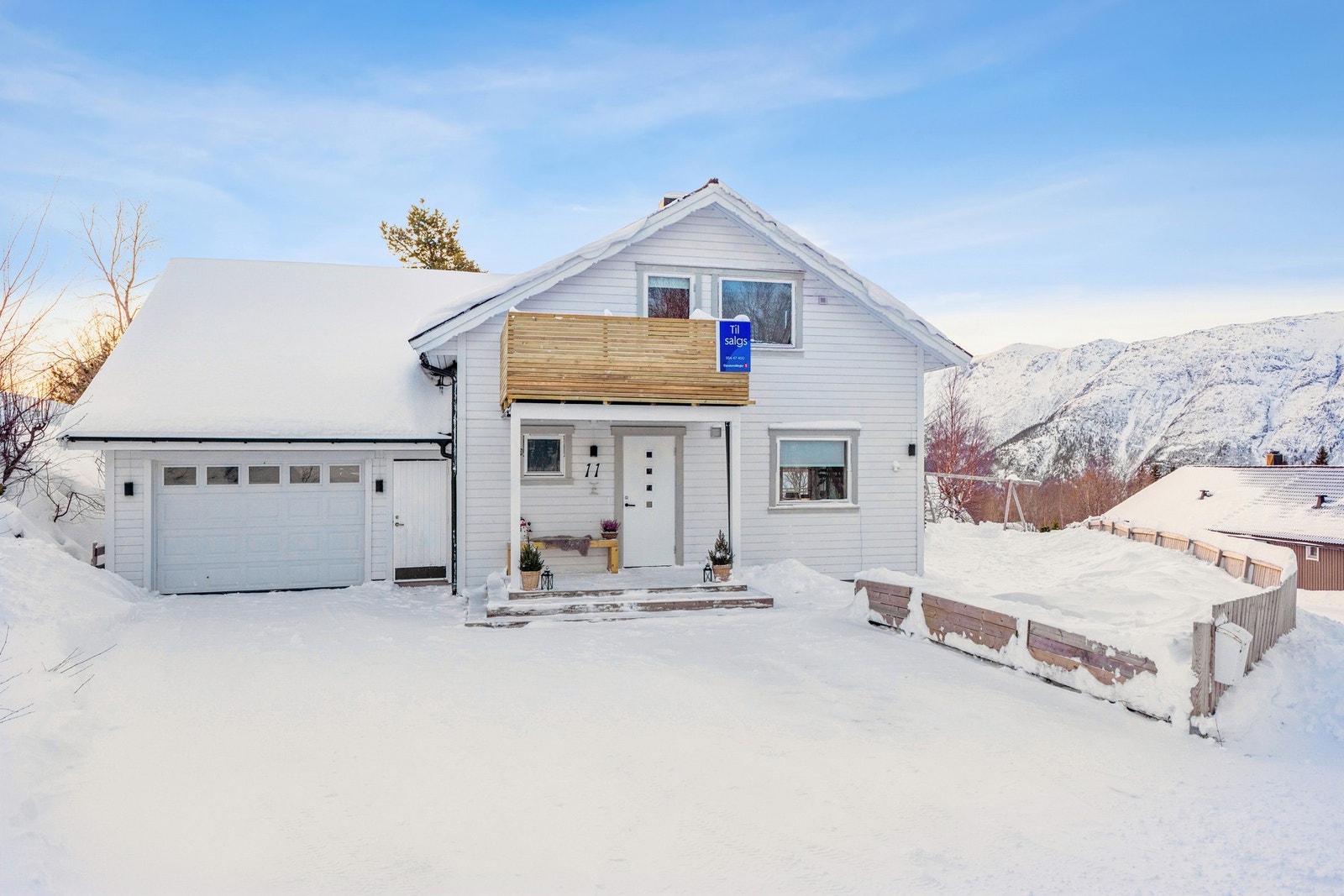 Boligen ble oppført i 1991 og har en god planløsning med 3 romslige soverom og lyse oppholdsrom. Galleribilde