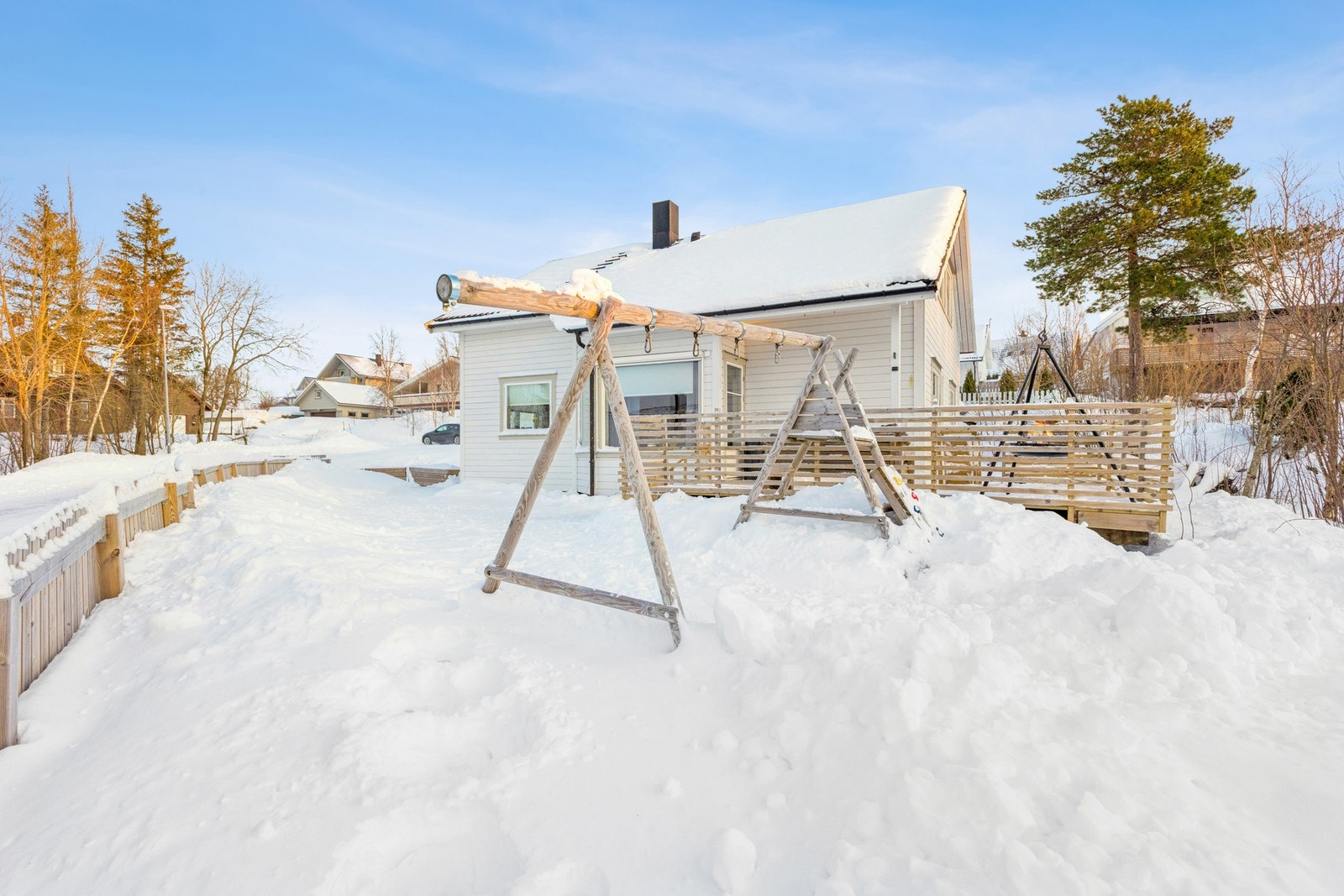 Hageområdet gir god plass til lek og utfoldelse, med flat tomt og grønne arealer som egner seg godt til trampoline, sandkasse og andre aktiviteter. Galleribilde