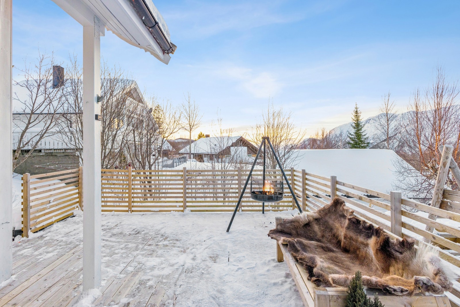 Her kan du nyte rolige omgivelser og samtidig ha kort vei til skole, barnehage og dagligvare. Galleribilde
