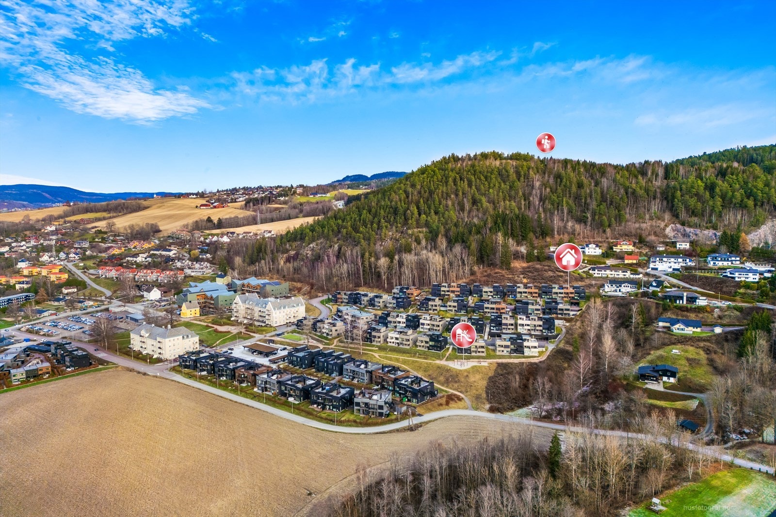 Fra boligfeltet går det sti rett opp i skogen og videre inn over Fosskollen. Galleribilde