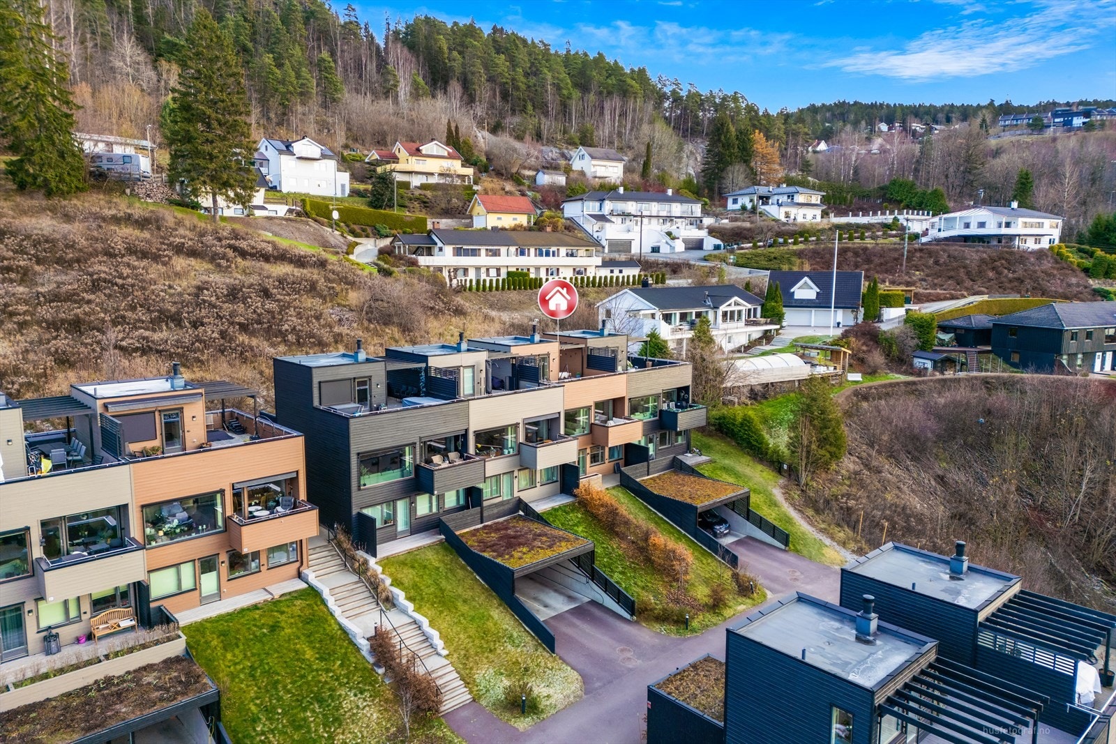 Boligen har en særdeles flott beliggenhet i boligfeltet, høyt og fritt med fri utsikt, flotte solforhold og enkelt tilgang på lekeplasser. Galleribilde