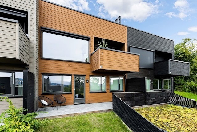 Utgang til terrasse og videre til hage. Galleribilde