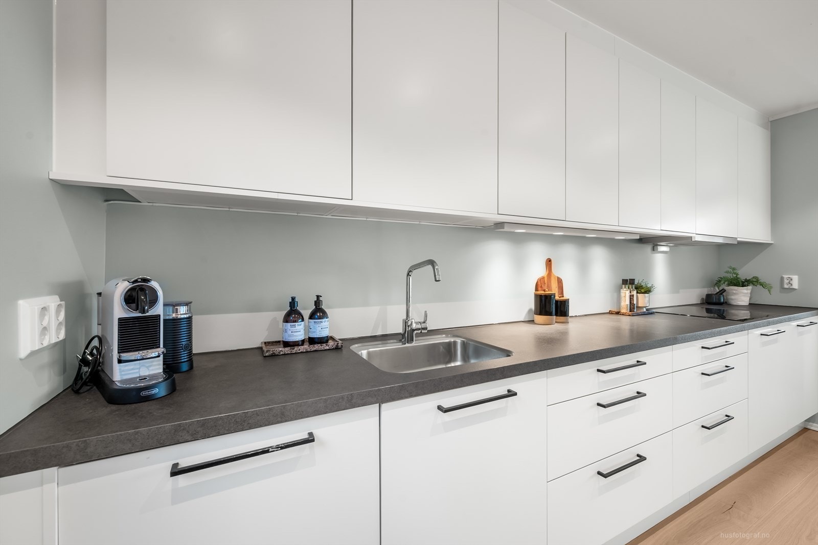 Kjøkkenet har rikelig med skapplass og benkeplass, noe som gir både praktisk oppbevaring og god arbeidsflate til matlaging. Galleribilde