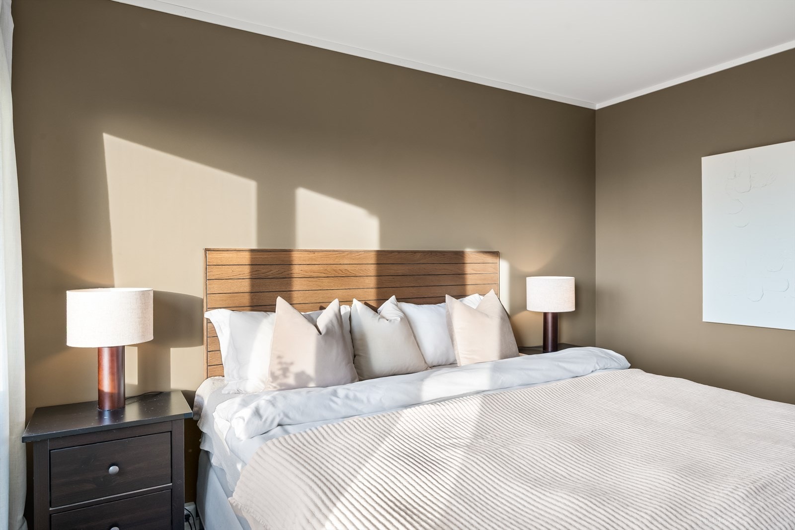 Hovedsoverommet har plass til dobbeltseng og nattbord på hver side. Galleribilde