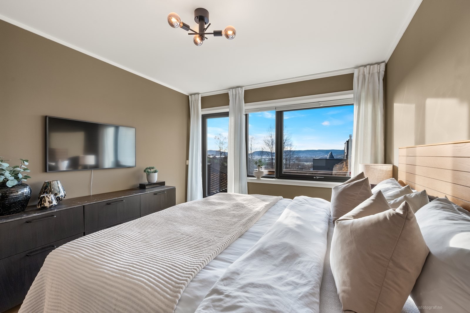 Delikat soverom med utgang til terrasse. Galleribilde