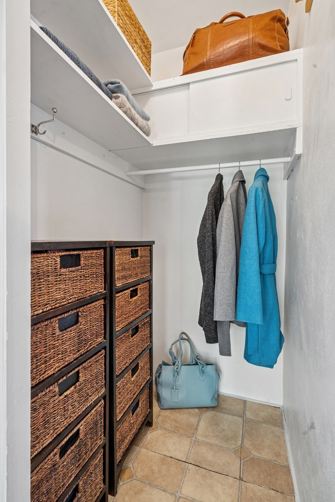 Inne i boligen finner du en praktisk innvendig bod som egner seg perfekt til oppbevaring av klær, utstyr eller annet man ønsker lett tilgang til Galleribilde