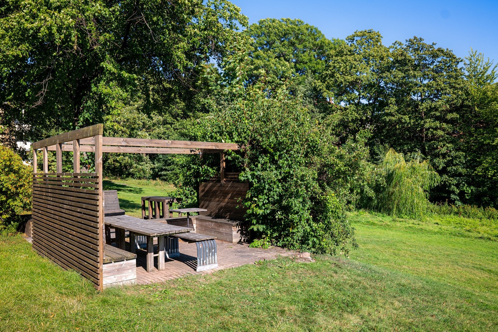 Det er laget til sittegrupper og pergola som kan benyttes av alle beboere Galleribilde