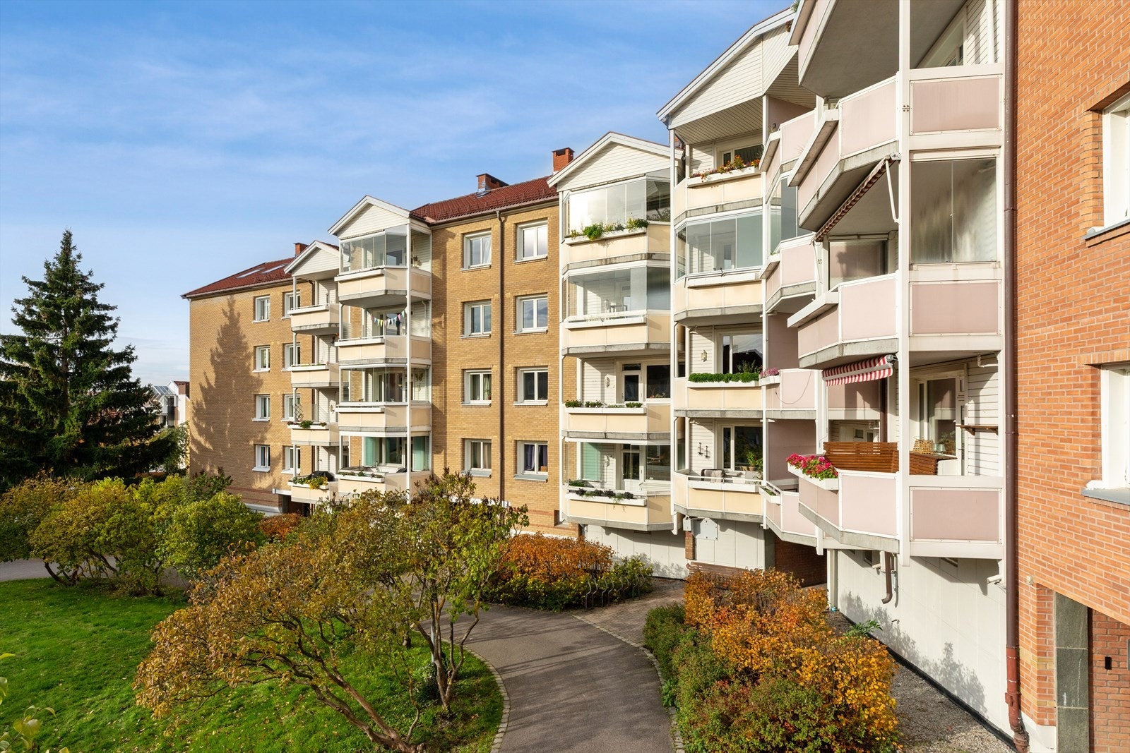 En lys og trivelig 3-roms andelsleilighet med solrik balkong og attraktiv beliggenhet på Lilleberg. Galleribilde
