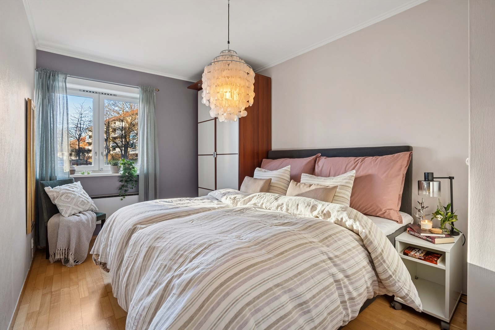 Leiligheten disponerer to innbydende soverom, begge med god størrelse og store vindusflater som slipper inn rikelig med naturlig dagslys Galleribilde