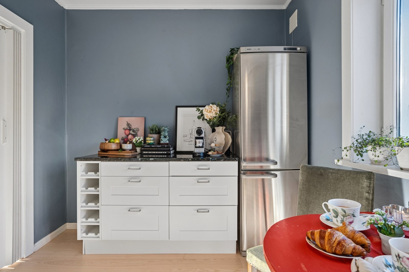 Her får du gode oppbevaringsmuligheter og gjennomtenkte løsninger som gir et kjøkken som kombinerer design og funksjonalitet. Perfekt for deg som liker å lage mat og verdsetter orden og kvalitet Galleribilde