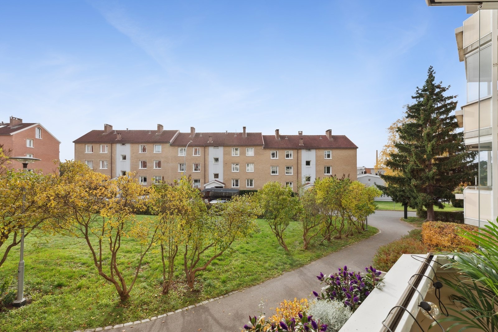 Eiendommen ligger høyt og fritt i 1. etasje med flott utsikt, omgitt av frodige, velstelte grøntområder og et rolig bomiljø med lite trafikk Galleribilde