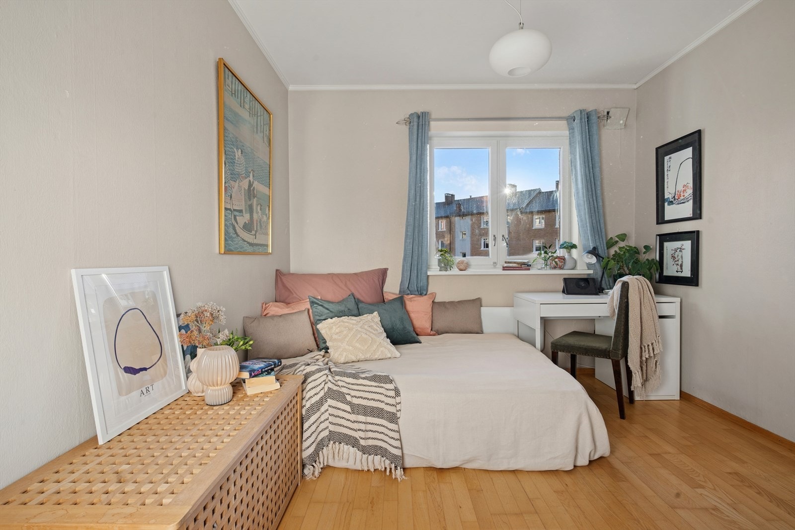 Rommet oppleves som lyst og luftig, og gir gode muligheter for både møblering og personlig tilpasning, enten du ønsker et rolig gjesterom, hjemmekontor eller barnerom Galleribilde