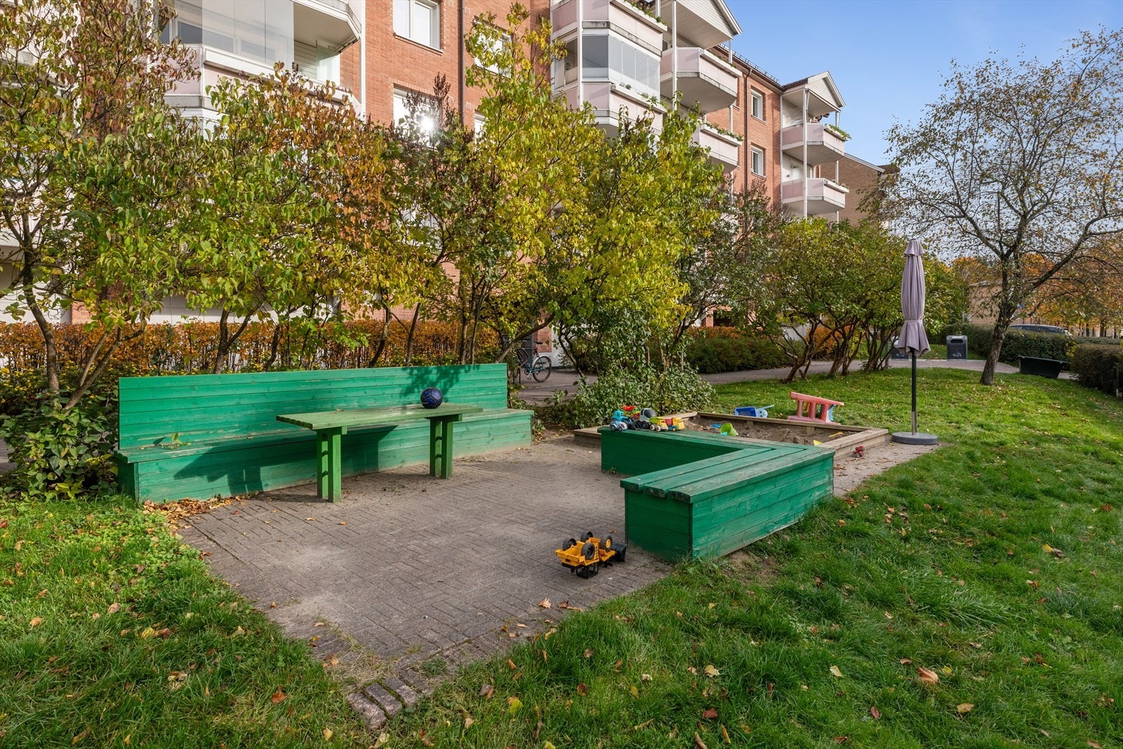 Borettslaget er kjent for sine frodige uteområder med store plener, sittegrupper og lekeplasser som skaper et lunt og barnevennlig bomiljø. Galleribilde