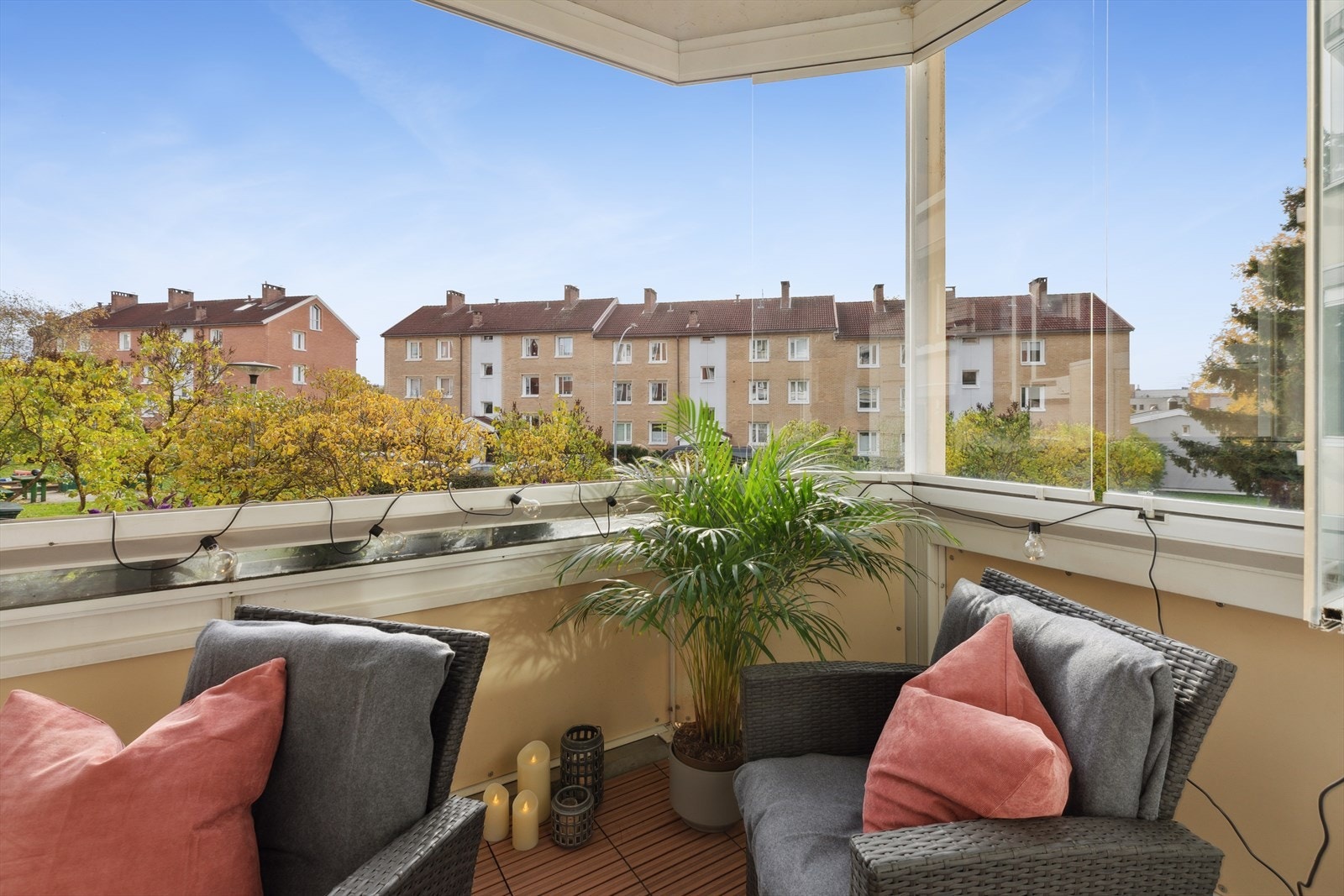 Fra stuen er det utgang til en solrik balkong Galleribilde