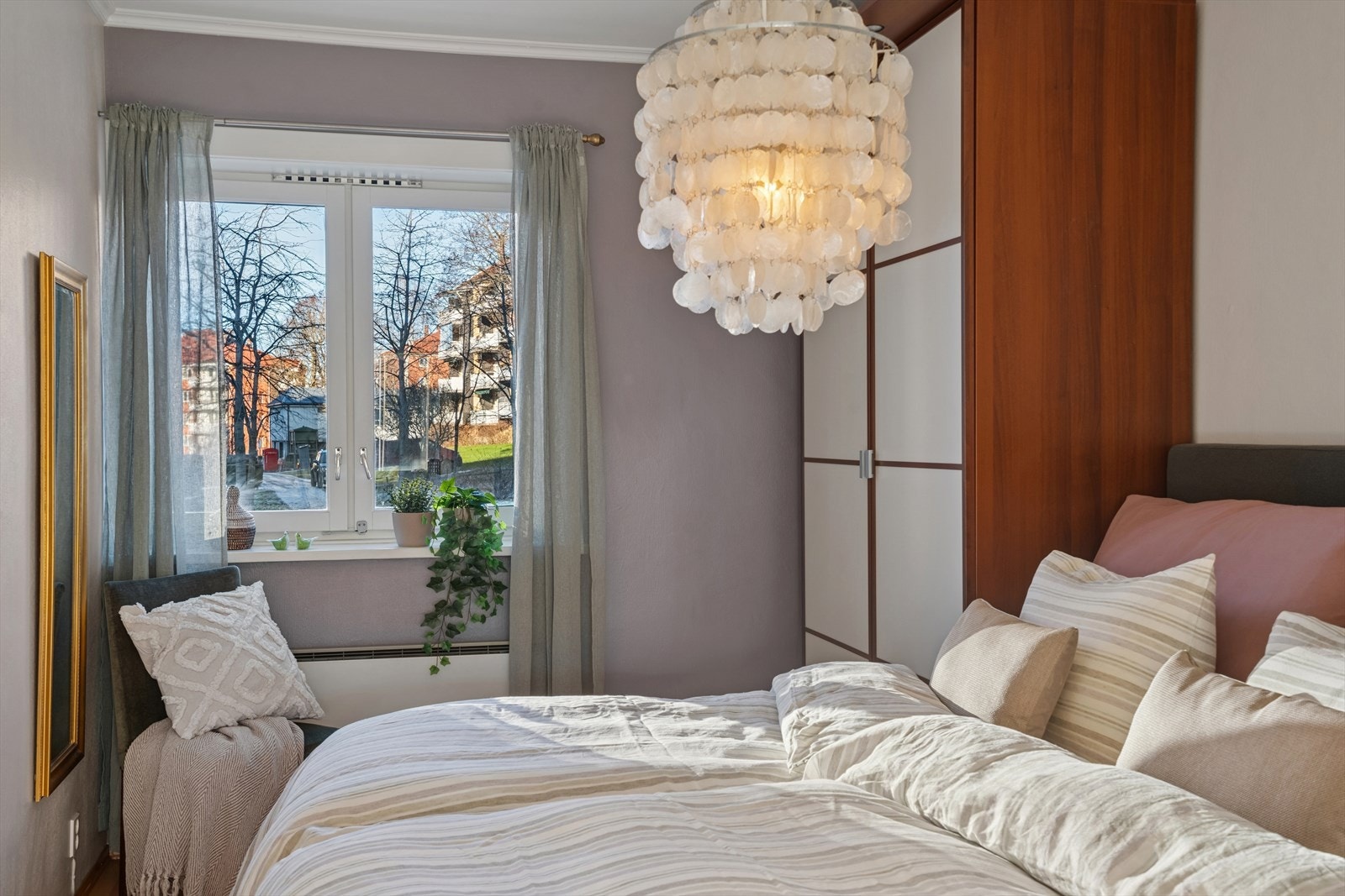 De store vindusflatene slipper inn rikelig med dagslys og skaper en lun og behagelig atmosfære i rommet Galleribilde