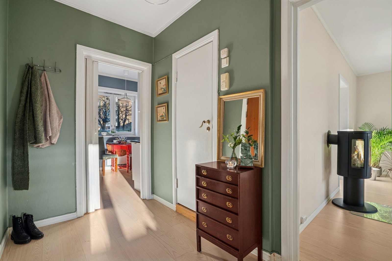 Innbydende og lys entrè med direkte inngang til garderobenisje. Her er det gode oppbevaringmuligheter for å henge fra seg sko og yttertøy Galleribilde