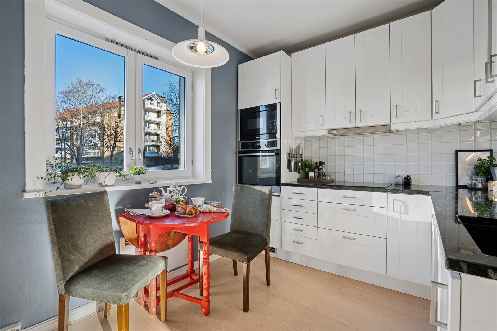 Den praktiske utformingen gir gode arbeidsflater og effektiv plassutnyttelse. Her finner du integrert stekeovn, induksjonstopp og oppvaskmaskin, samt plass til frittstående kjøleskap Galleribilde