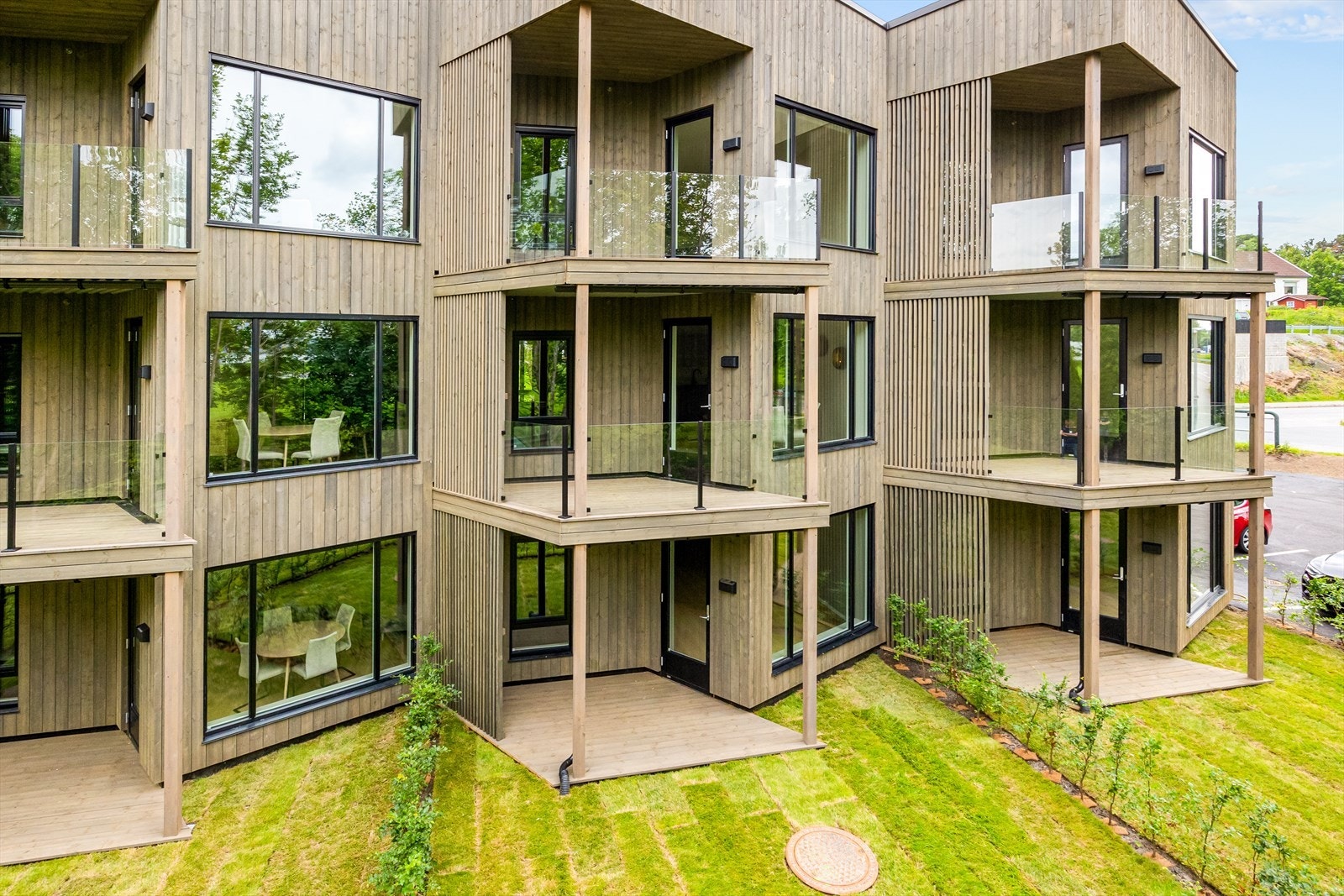 Leilighetene i 1. etasje har bruksrett til et noe større uteområde utenfor sin markterrasse. Leiligheten til salgs er hjørneleiligheten til høyre. Galleribilde